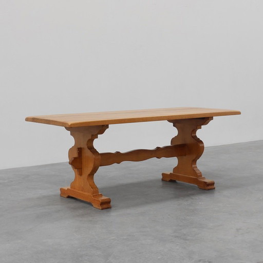 Französischer Eichenbodentisch des 20. Jahrhunderts mit geschwungenen Beinen und Bohlenplatte