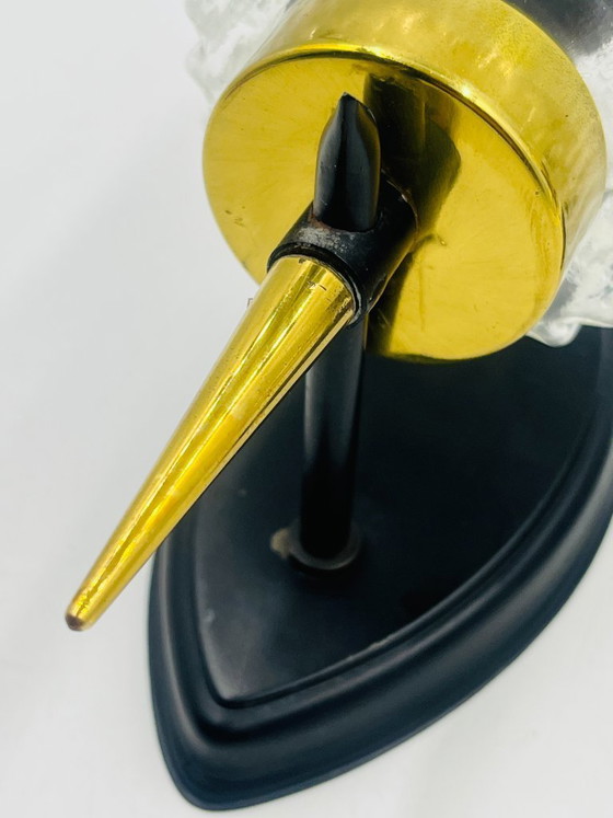 Image 1 of Een paar vintage wandlampen van getextureerd glas en messing, toegeschreven aan Maison Arlus.