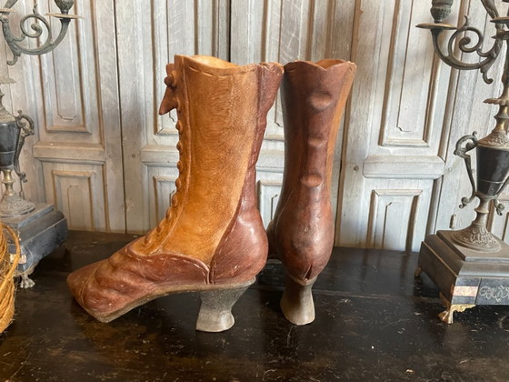 Image 1 of Botas antiguas victorianas hechas con troncos de árboles, siglo XIX