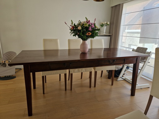 Mesa clásica de madera maciza