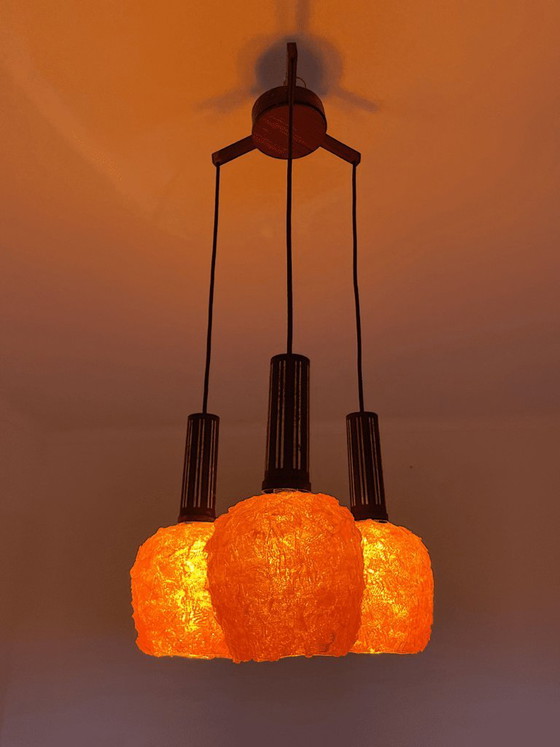 Space Age Orange Lucite Spaghetti 3-Light Cascading Hanging Light Chandelier, 1970s – Wood (photo 5 of 11)