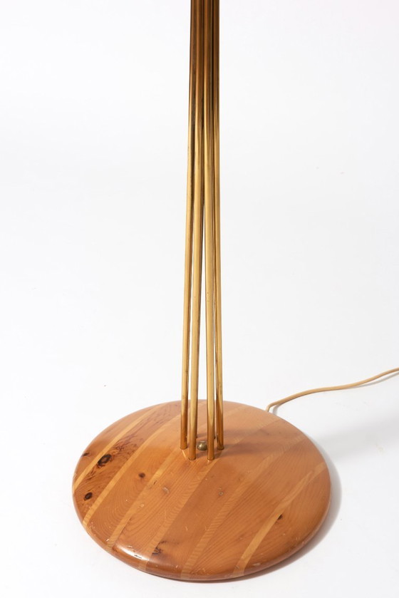 Image 1 of Lámpara de pie de los años 50, en latón y madera clara.
