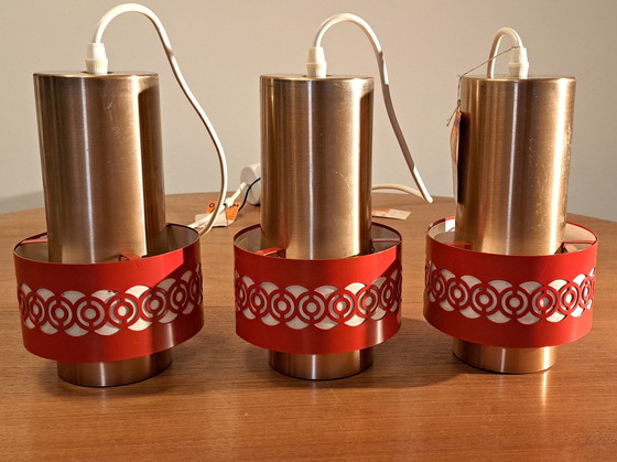 Image 1 of Ensemble de 3 suspensions Nettelhoff – Laiton et rouge – Style moderne du milieu du siècle, années 1960/70