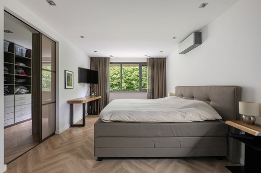 Hermosa mesa auxiliar de PW Interiors