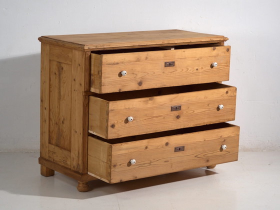 Commode antique en pin massif – Europe centrale (c.1880–1910) #117 – Porcelain, Metal, Rustic (photo 25 of 40)