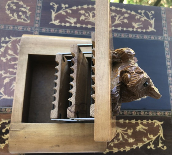 Image 1 of Petit coffret en bois porte-cigarettes artisanal avec chien sculpté - 1960