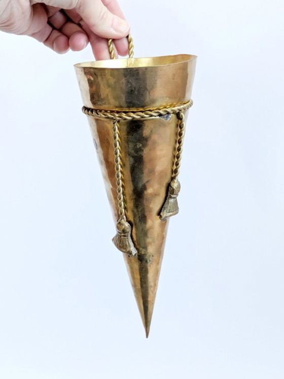Image 1 of Vaso da parete vintage in ottone conico, decorazione a corda martellata e nappa, stile neoclassico.