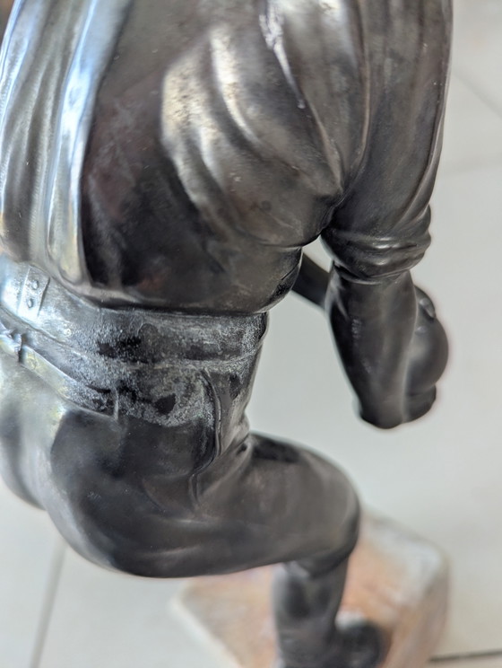 Image 1 of Scultura vintage in bronzo raffigurante un giocatore di bowling o bocce su base di marmo. Altezza: 42 cm. Peso: 5233 grammi.