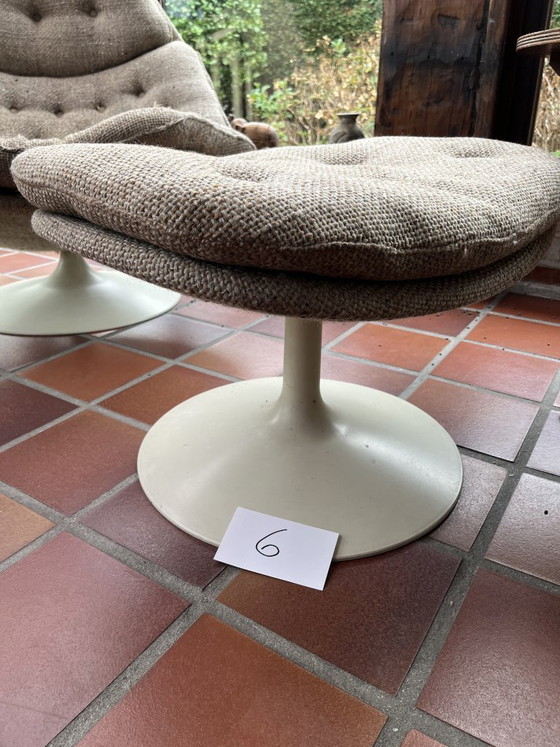 Fauteuils pivotants Artifort F588 originaux de Geoffrey Harcourt (ensemble de 4) et poufs assortis (3) (photo 17 of 20)
