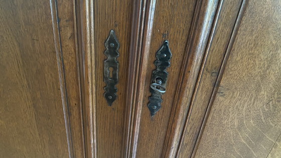 Image 1 of Magnifique armoire antique élégante avec beaucoup d'espace de rangement et 3 tiroirs