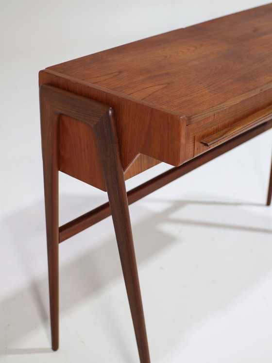 Image 1 of Tocador danés antiguo de teca de la década de 1960.
