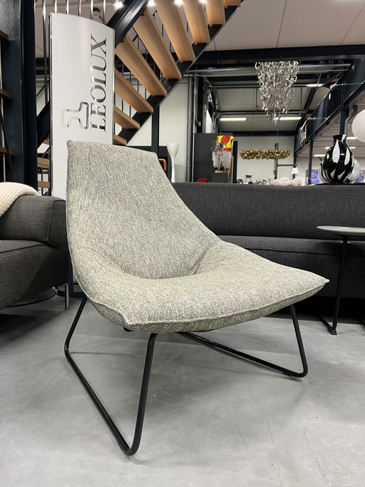 Nuova poltrona Beal di Jess Design in tessuto verde 