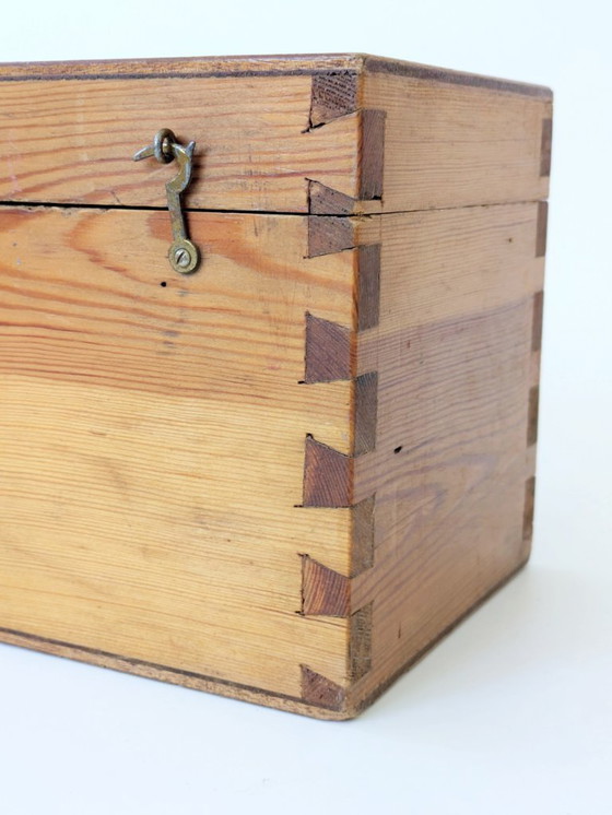 Image 1 of Scatola di stoccaggio antica in legno di pino con cerniere in ottone | Stoccaggio decorativo d'epoca