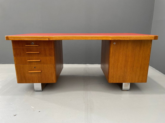 Image 1 of Bureau Bauhaus en noyer avec plateau rouge - Vintage Mid Century Design