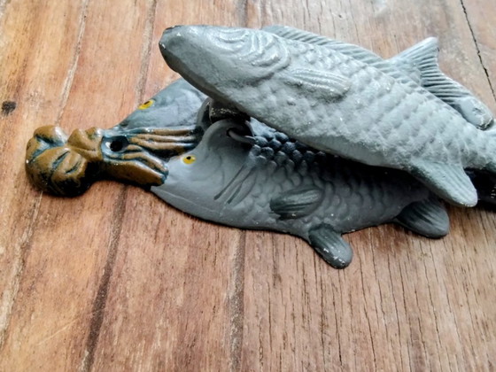 Image 1 of Gietijzeren deurklopper met drie vissen