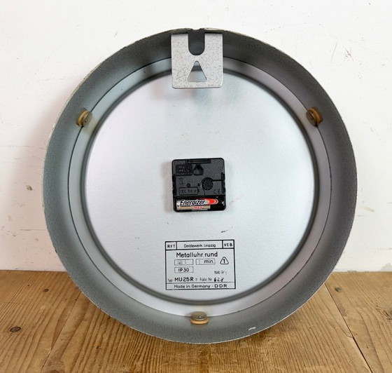 Image 1 of Graue industriell anmutende Wanduhr aus Ostdeutschland von GW, 1960er Jahre