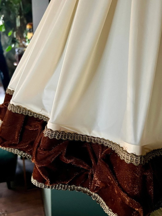 Image 1 of Lámpara de pie de latón macizo de mediados de siglo con patas de león. Pantalla muy sólida y elaborada, con ribete de terciopelo