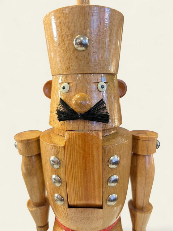 Image 1 of Casse-noix rare « Husar » | Fabriqué à la main dans les Monts Métallifères | Aspect bois naturel