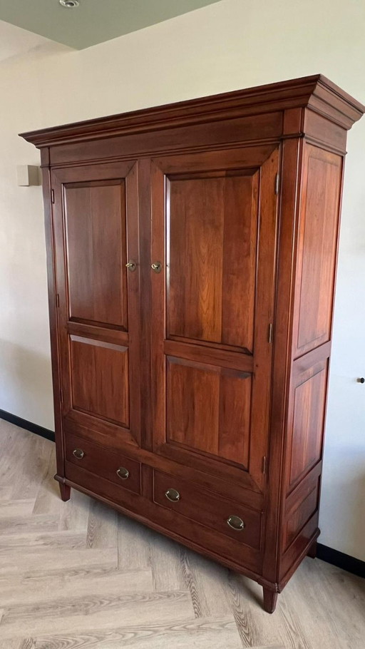 Stilvoller antiker Provence-Kirschholz-Porzellanschrank – Neuwertig