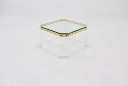 Table basse française en acrylique, dorure et verre 1970
