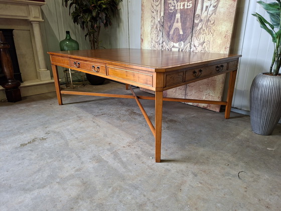 Image 1 of Klassieke grote chesterfield salon tafel, met lederen inleg, lichte gebruikssporen  afm. 150x100cm en 56cm hoog.
