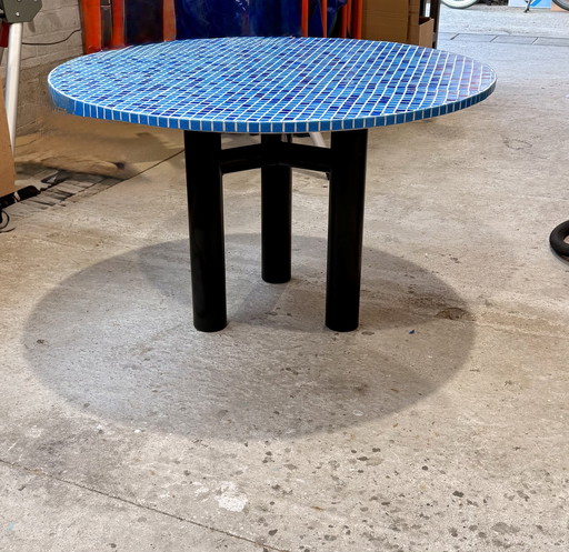 Keramiktisch mit schwarzem Stahlfuß