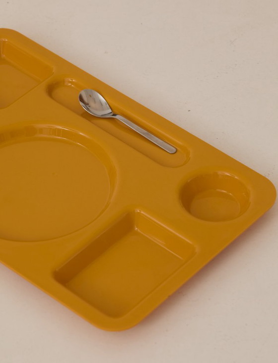Image 1 of Set van 4 vintage gele dienbladen van Guzzini / Italië, circa 1970.