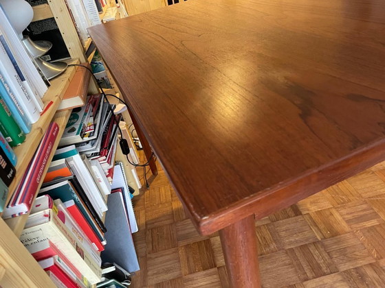 Image 1 of Scrivania di design danese in legno di teak, anni '60, due cassetti