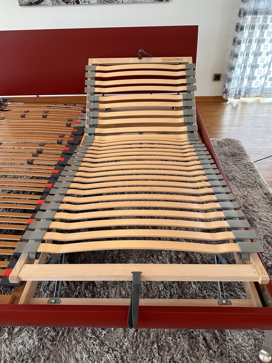 Image 1 of Letto 180 x 200 in legno massello con piedini in acciaio inox e rete a doghe.