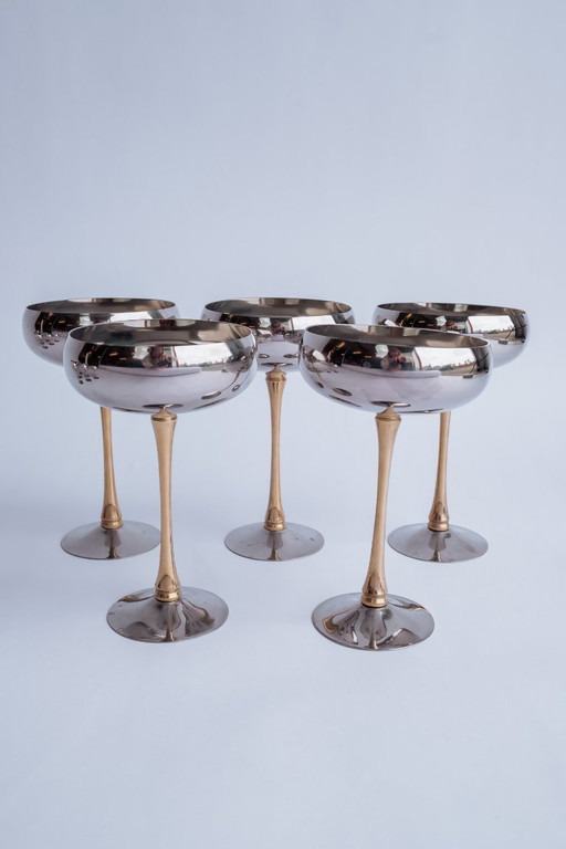 Set di 5 coppe da champagne italiane in acciaio inox con steli placcati in oro.