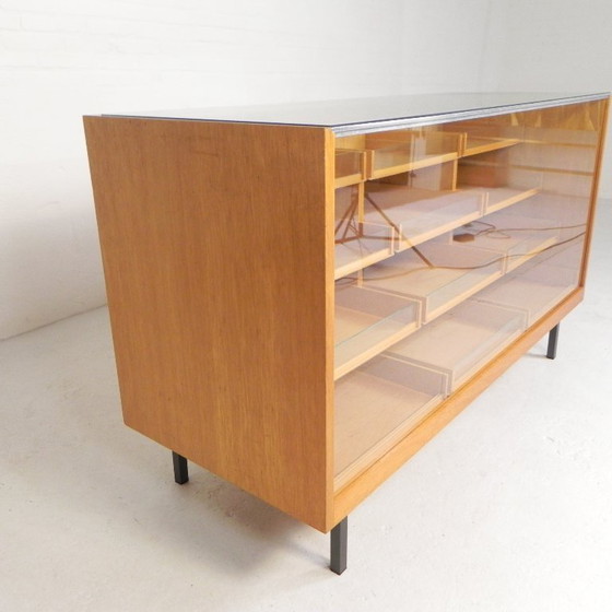 Image 1 of Mostrador/vitrina de exhibición de Ladenbau Brixius, 150 cm de largo, década de 1950.