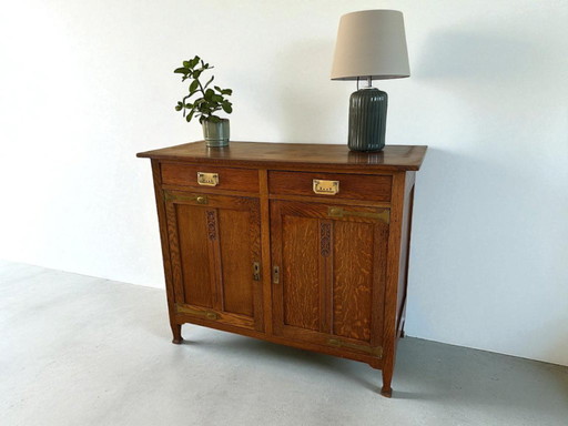 Commode / buffet français ancien avec détails en laiton