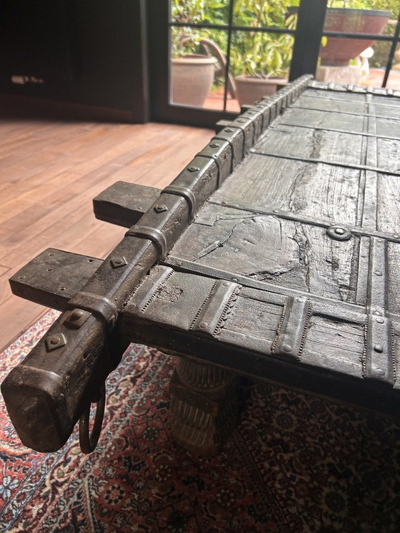 Einzigartiger antiker indischer Ochsenkarren-Couchtisch – Wabi-Sabi-Objekt – Handgemaakt, Couchtische, Iron (photo 4 of 5)