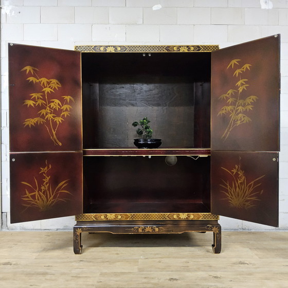 Image 1 of Mobiletto cinese d'epoca con uccelli e fiori rossi e dorati, stile bohémien / mobiletto orientale / mobiletto asiatico