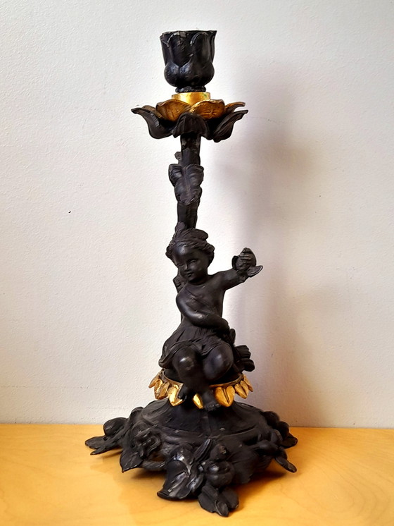 Image 1 of Coppia di candelabri barocchi in peltro raffiguranti putti