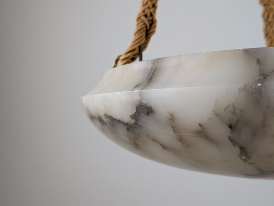 Zeitlose Art-Deco-Hängeleuchte aus geschnitztem Alabaster, schwarze Maserung, 1920er Jahre – Pendelleuchten (photo 3 of 10)