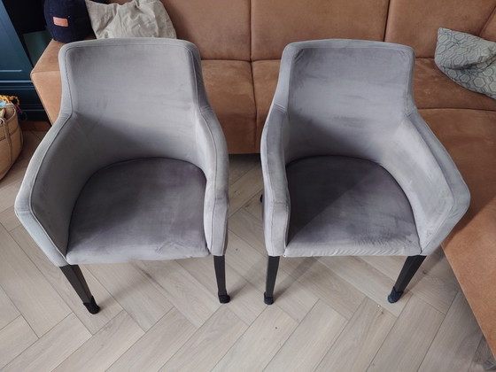 Image 1 of 6 Grijze fluwelen stoel met armleuningen Kare Design