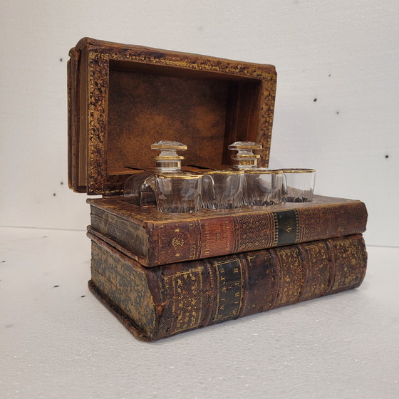 Image 1 of Decanter segreto, vetro tagliato, pelle goffrata, legno, FFS XIX - Francia