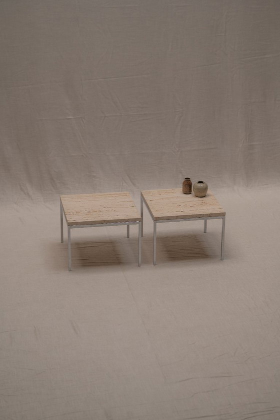 Image 1 of Ensemble de deux tables d'appoint modernistes en travertin et chrome - années 1970