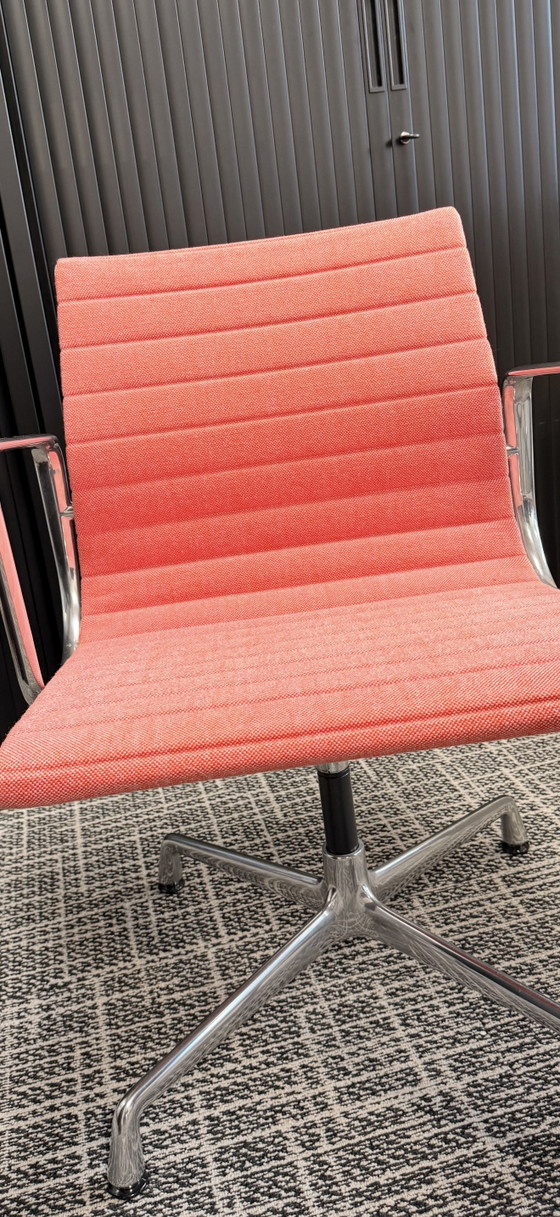 Charles e Ray Eames Vitra EA 108 sedia da conferenza in alluminio. – Sedie da conferenza, Textile, Aluminium (photo 9 of 11)