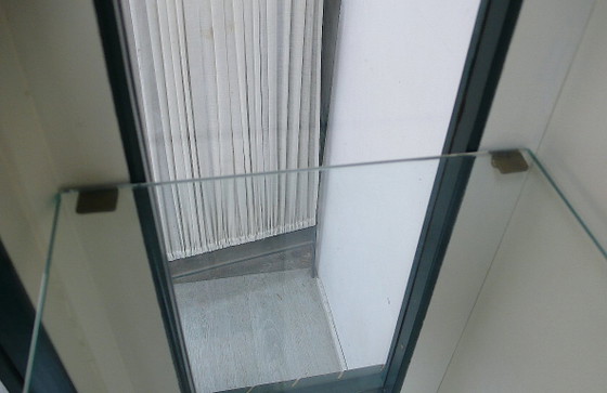 Vitrinenschrank Viktorianischer Stil 1920er Moosgrün + Cremeweiß, Vollholz – Wood, Glass (photo 9 of 10)