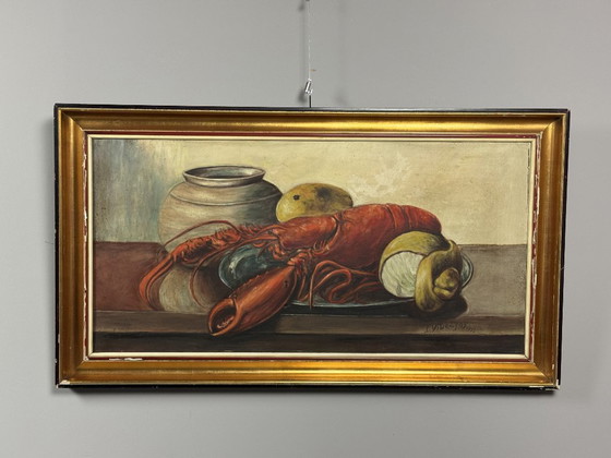 Image 1 of Naturaleza muerta con langosta y limón de R. Viliruvy, óleo sobre lienzo, Bélgica, 1951.