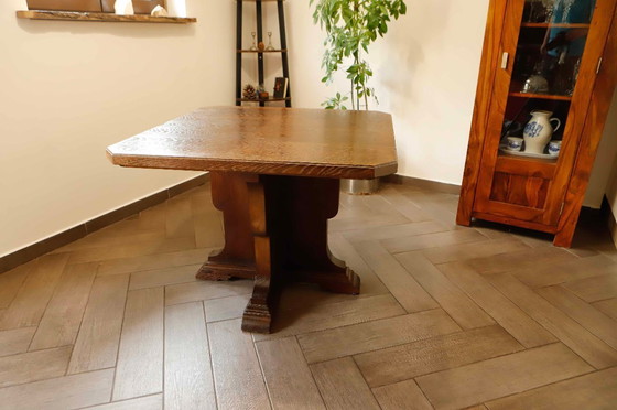 Image 1 of Rustikaler Eichentisch mit zentraler Basis