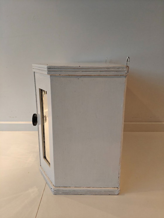 Image 1 of Mobiletto per medicinali in legno d'epoca con ante a specchio