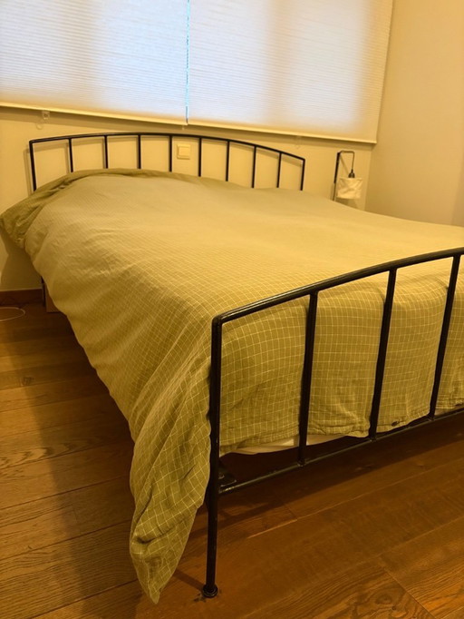 HABITAT Bettgestell aus schwarzem Eisen mit Lattenrost. 160 x 200 cm