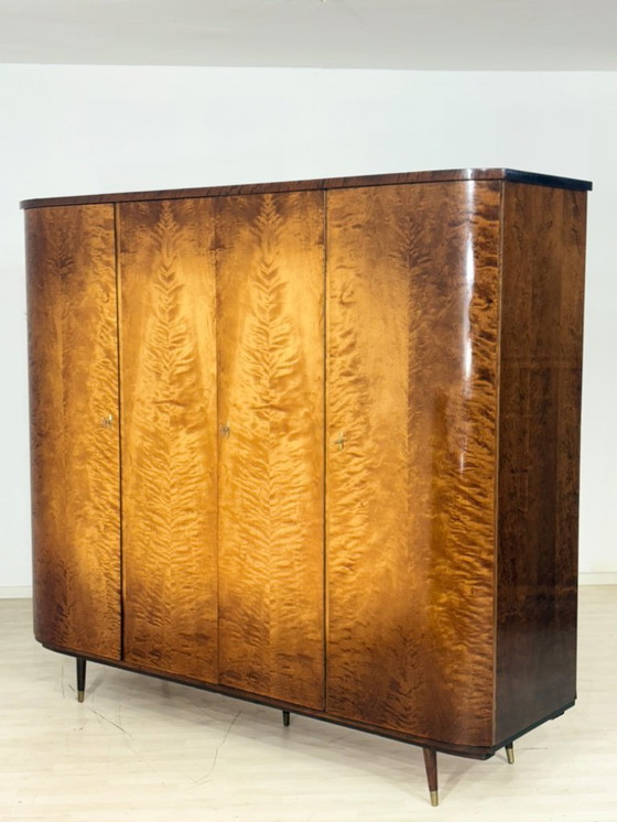 Image 1 of Zeer mooie houten kledingkast/linnenkast uit het midden van de vorige eeuw, in vintage stijl.