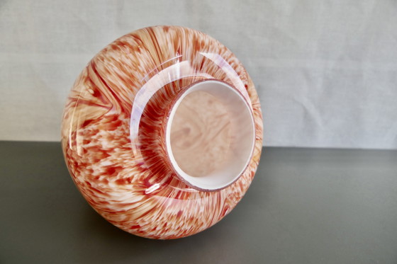 Image 1 of Drie Sfeervolle Druppelvormige Hanglampen van Rood Gemarmerd Opaline Glas