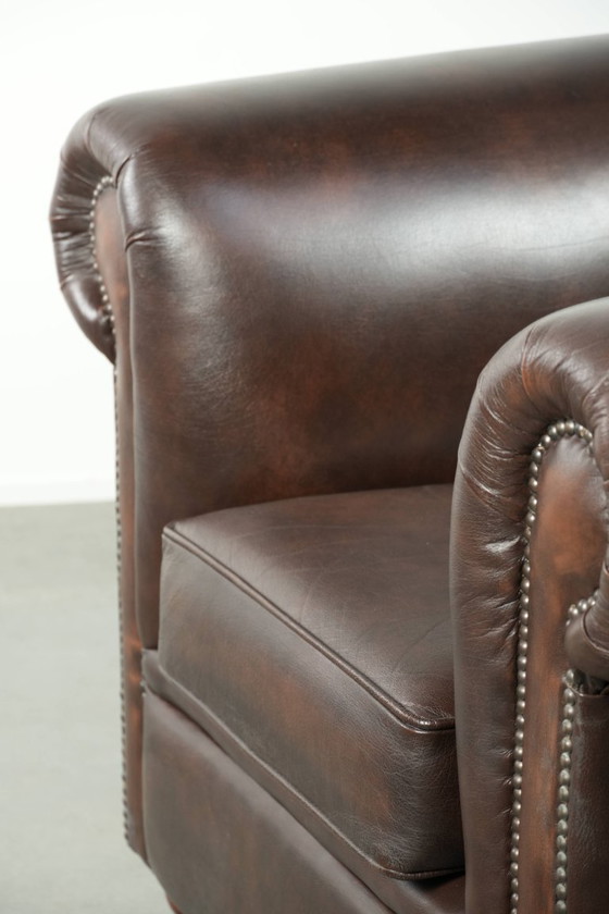 Image 1 of Luxe bruine rundleren chesterfield fauteuil met een tijdloze Engelse uitstraling