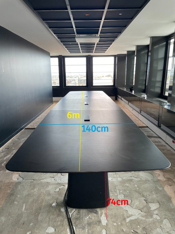 Image 1 of Mesa de reuniones en clase - 16/18 personas