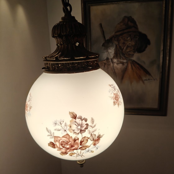Image 1 of Suspension vintage en verre opalin à motif floral – Aspect laiton – Ampoule incluse